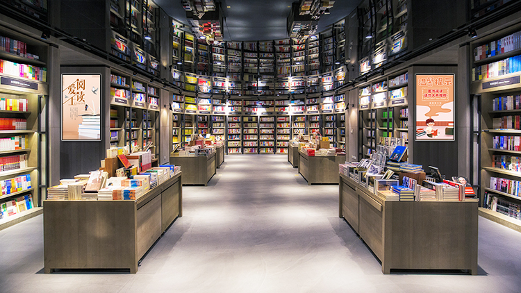 容大彩晶壁掛廣告機(jī)：以創(chuàng)新顯示技術(shù)，賦能商業(yè)空間新價(jià)值